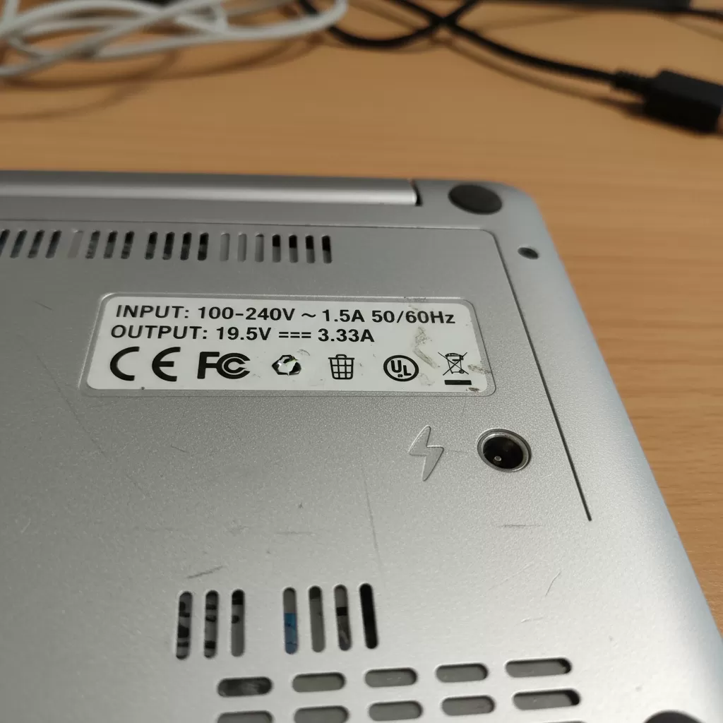 Thông số Input được in rõ ràng dưới đáy laptop giúp người dùng xác định loại sạc cần mua