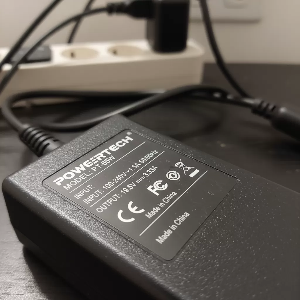 gemini_image_1772165266 Kiểm tra kỹ các thông số kỹ thuật và độ sắc nét của chữ in trên thân sạc