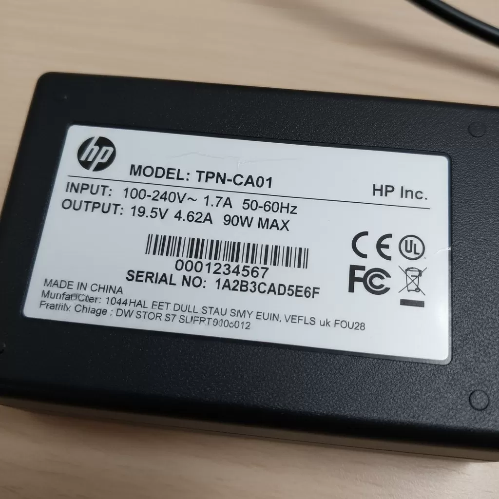 Các thông số kỹ thuật trên sạc HP chính hãng được in sắc nét và không bị nhòe
