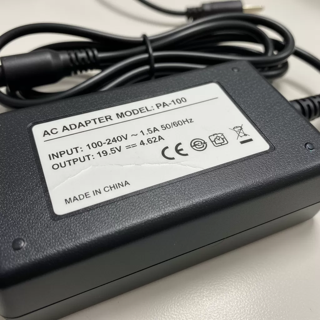 Kiểm tra kỹ thông số điện áp và cường độ dòng điện trên nhãn sạc