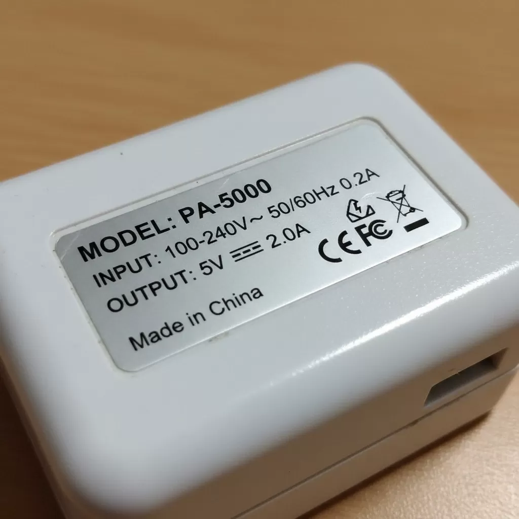 gemini_image_1772172990-1 Thông số điện áp và cường độ dòng điện được ghi rõ trên nhãn của Adapter