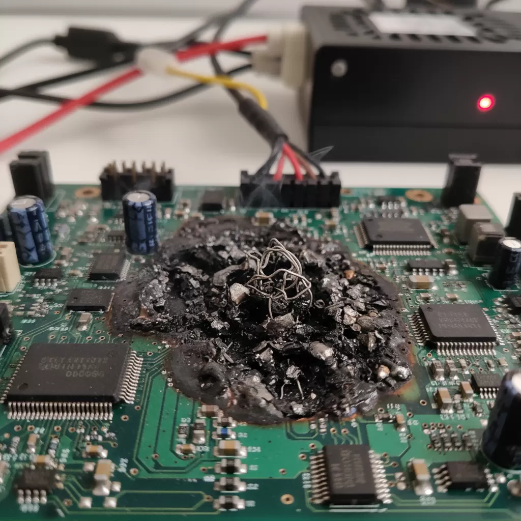 Bảng mạch điện tử bị cháy sém do sử dụng adapter không tương thích về điện áp