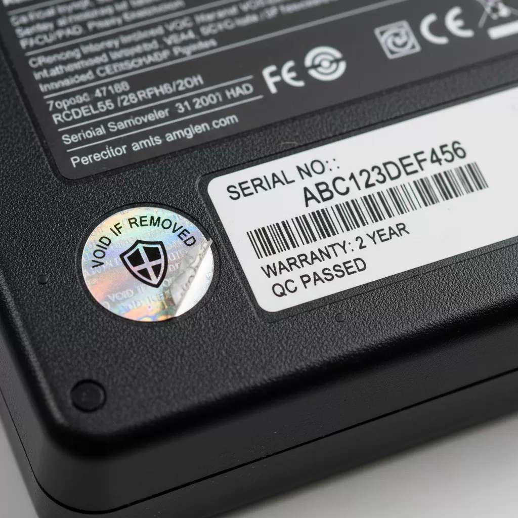 Kiểm tra số Serial Number là bước quan trọng trong cách kiểm tra bảo hành khi mua sạc laptop adapter online